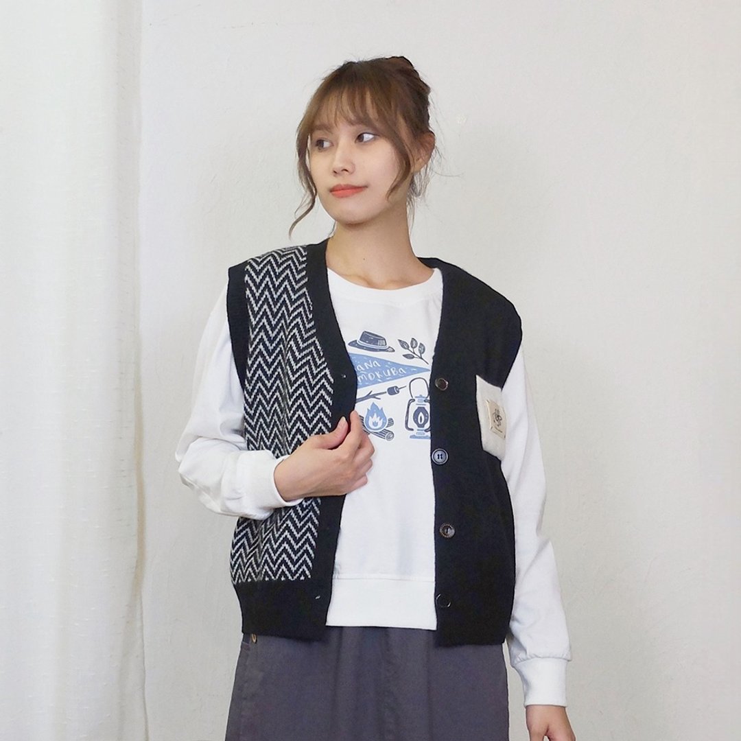 Hana Mokuba 纽扣门襟不对称织纹针织背心 - 女装休闲/机能外套 - 其他材质 