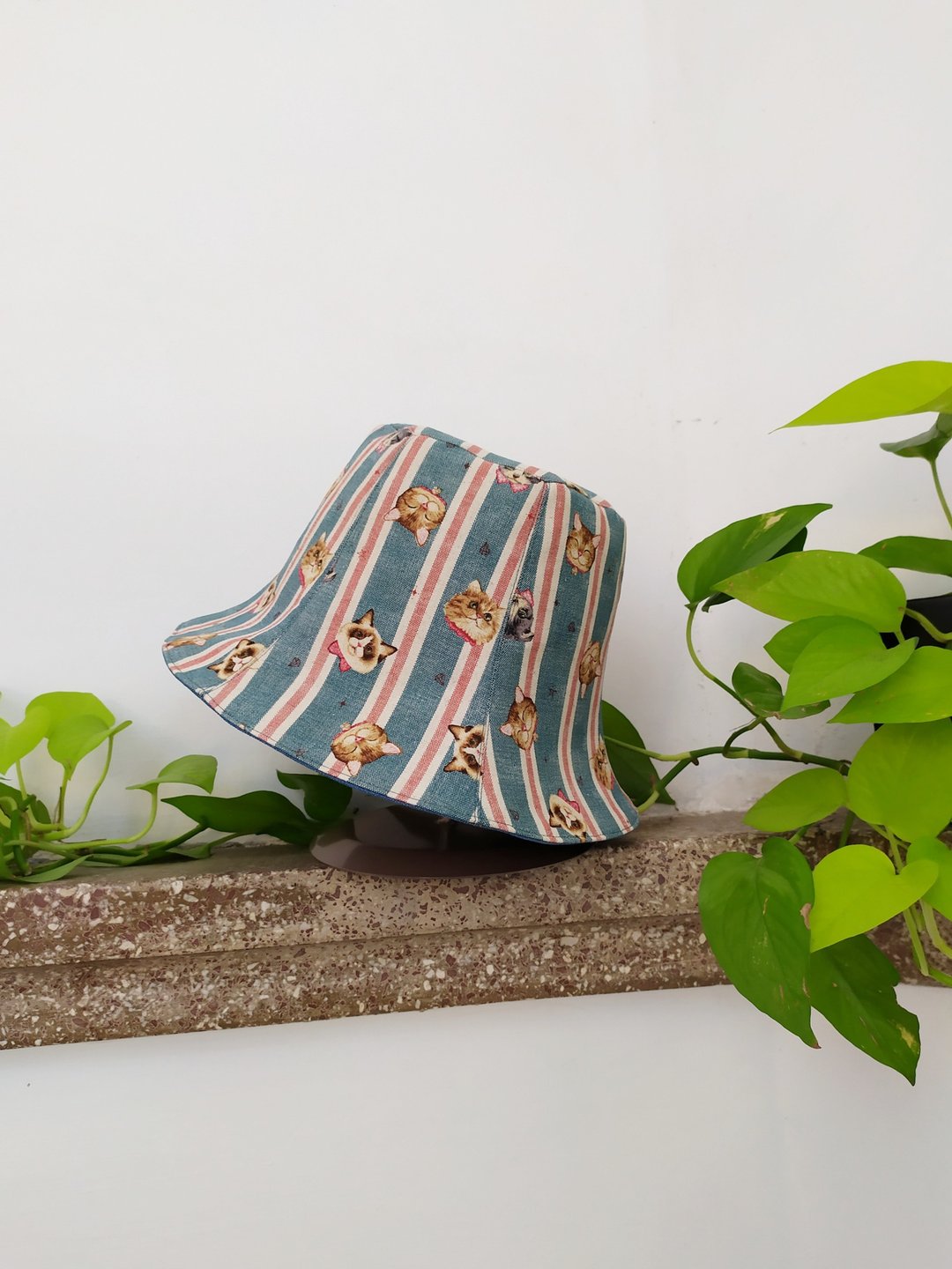 手工双面渔夫帽/短帽檐/遮阳帽/蓝绿色条纹猫 - 帽子 - 棉．麻 白色