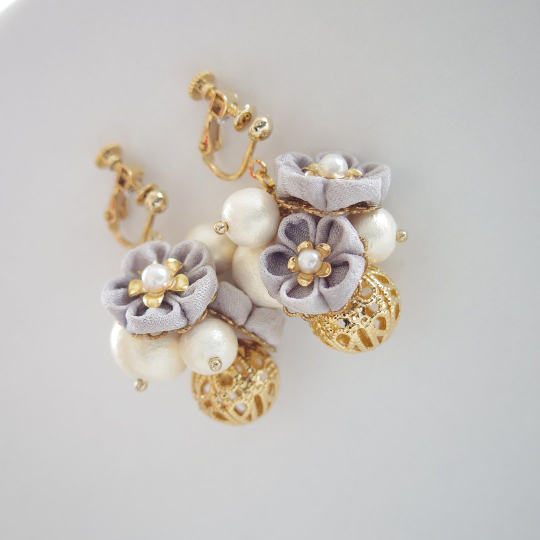Earrings with cotton pearl and gray handmade flowers - 耳环/耳夹 - 压克力 粉红色