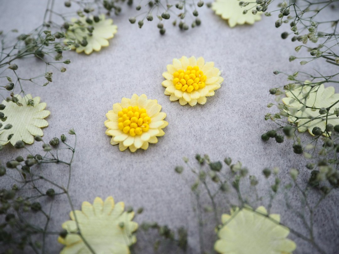 Margaret flower lover yellow beads embroidery earrings Clip-On - 耳环/耳夹 - 其他材质 黄色