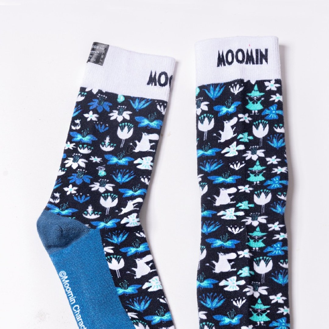 【Pinkoi x Moomin】限量 日系插画风双针筒罗纹袜 深蓝印花款 - 袜子 - 塑料 多色