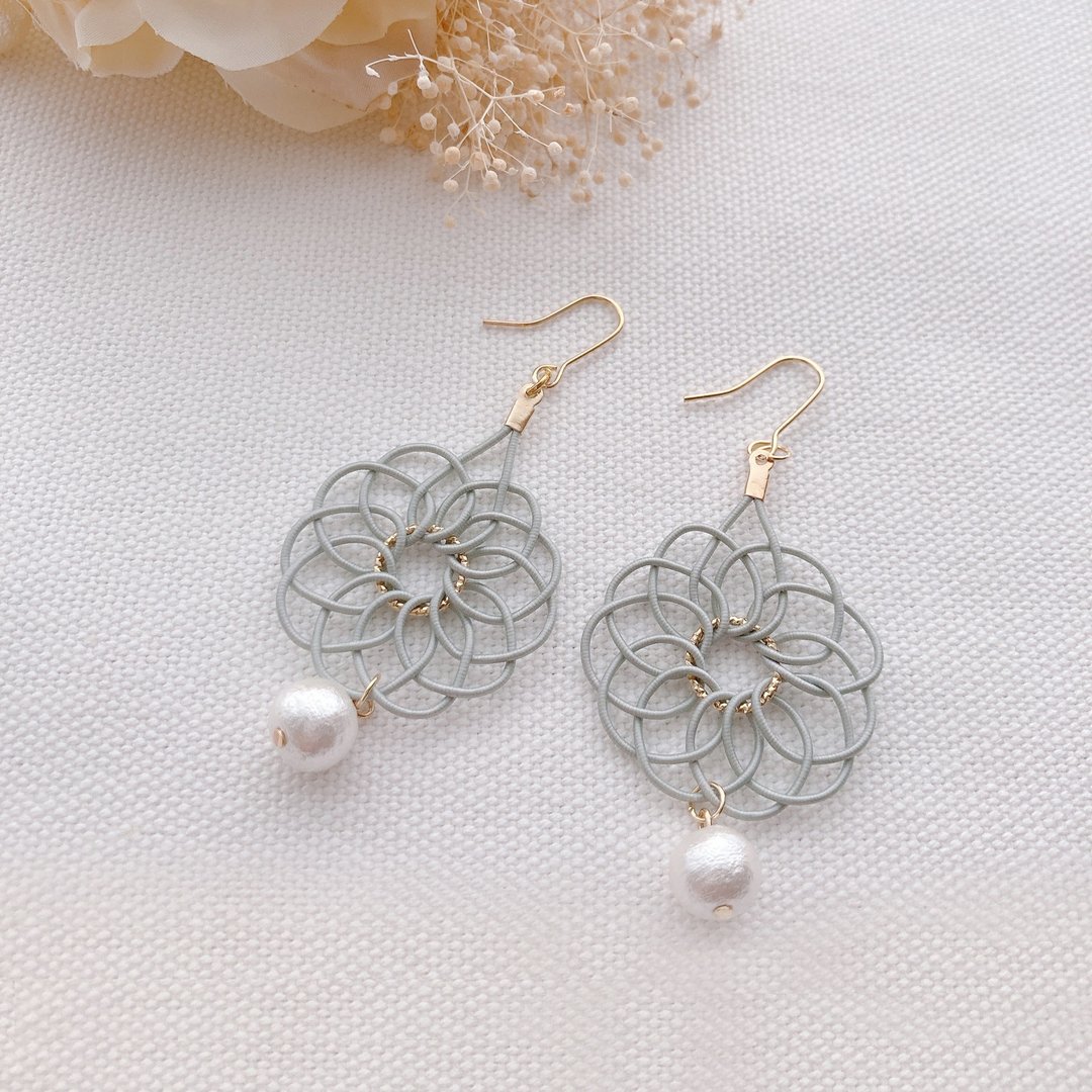 [Mizuhiki] Mandala knot and cotton pearl mizuhiki accessories / pierced Clip-On / suitable for both western and Japanese clothing / gray - 耳环/耳夹 - 丝．绢 灰色