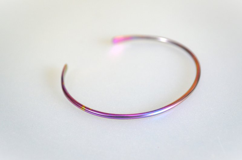 钛金属手镯・红紫色钛金属手镯・椭圆形款式・内径 6.1 厘米 - 手链/手环 - 其他金属 紫色