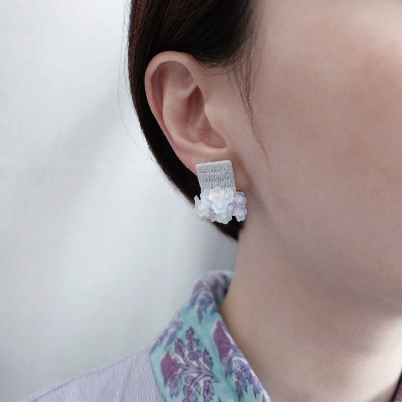 落英之方・手工刺绣耳环 - 耳环/耳夹 - 绣线 灰色