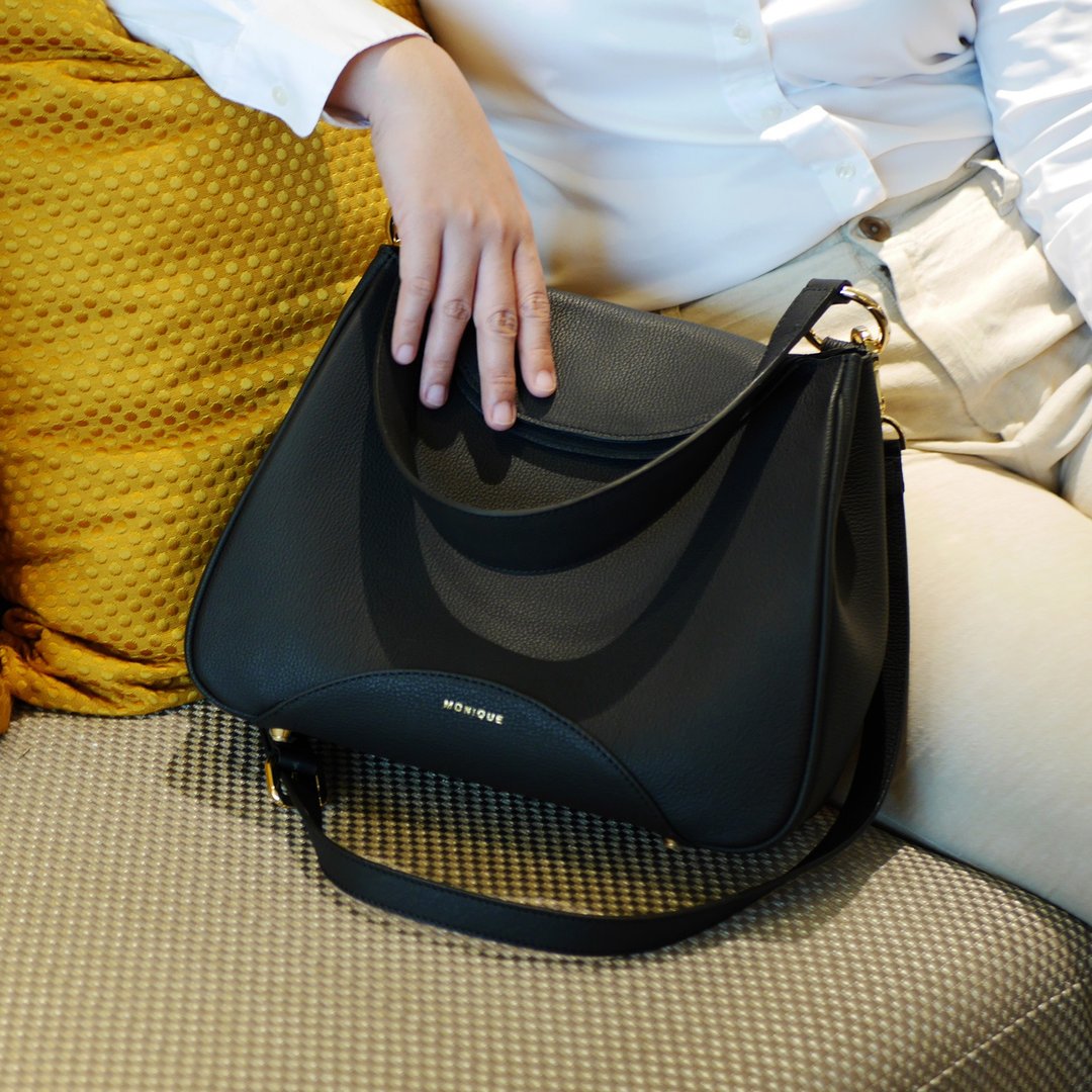 Moon Shoulder Bag in Black Matte Leather - 手提包/手提袋 - 真皮 黑色