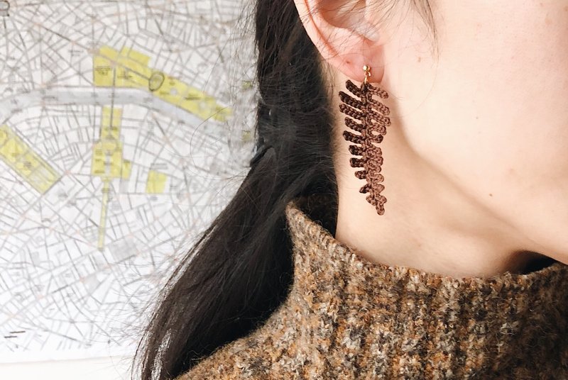 【endorphin】绣线编织羊齿蕨叶黄铜耳环 - 耳环/耳夹 - 棉．麻 咖啡色