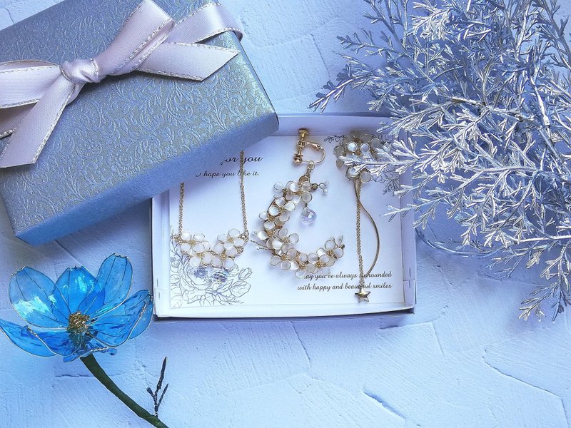 月亮花园-白色-圣诞盒 - 耳环/耳夹 - 树脂 白色