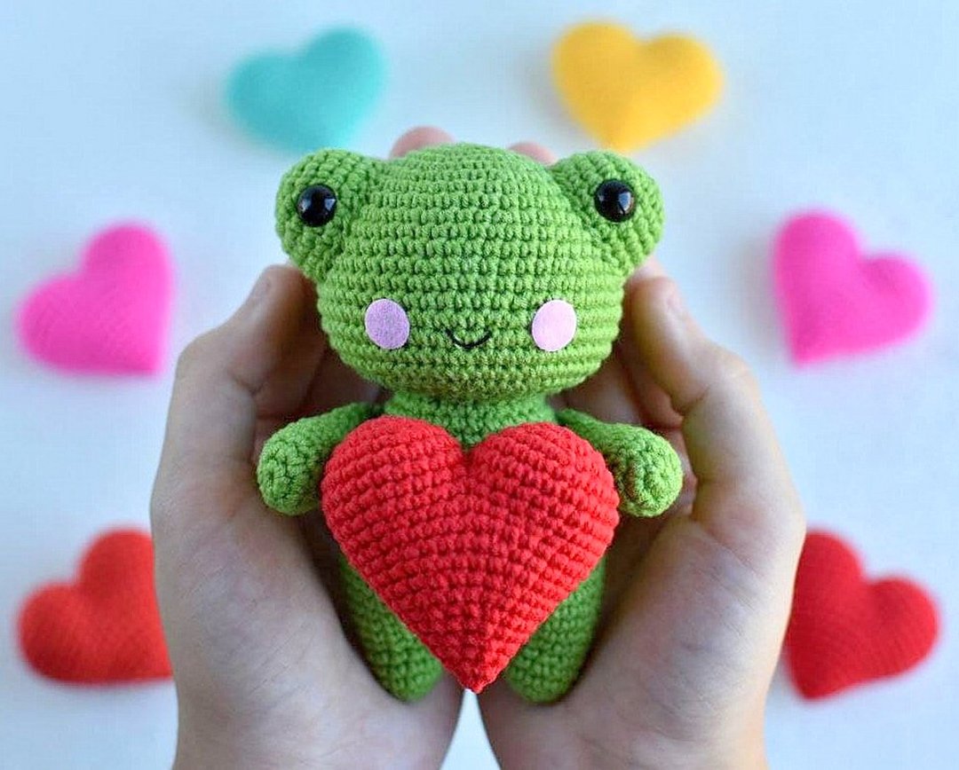 Plush frog / Crochet frog with heart / Valentine's Frog - 玩偶/公仔 - 棉 