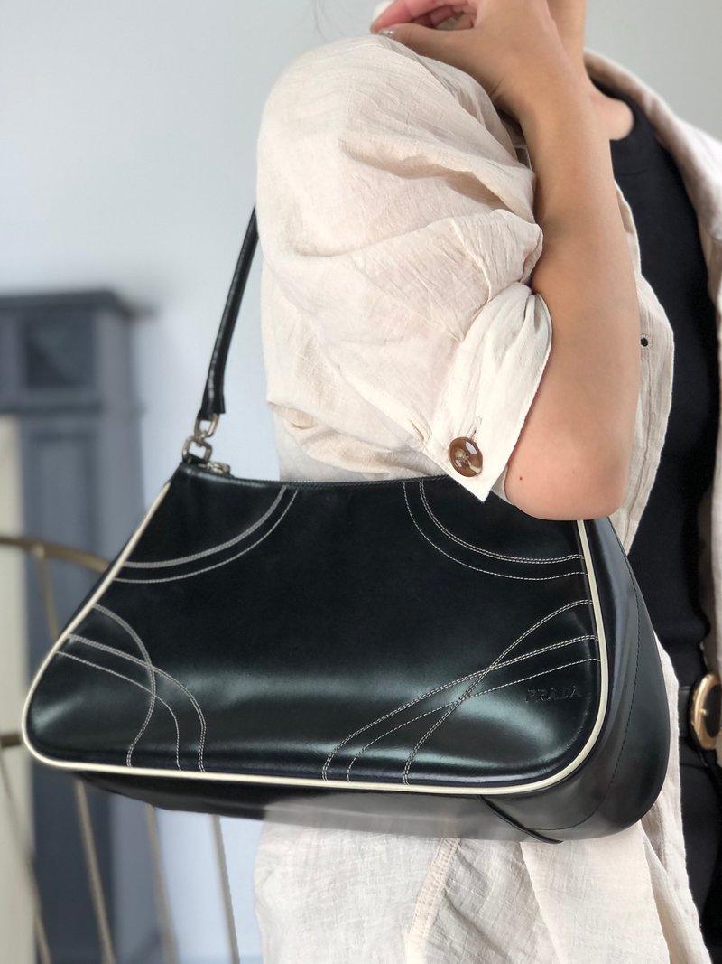 【 日本直送 名牌中古包 】PRADA 普拉达 侧背包 黑色 缝线 皮革 腋下包 vintage 古董 tfesrt - 侧背包/斜挎包 - 真皮 黑色
