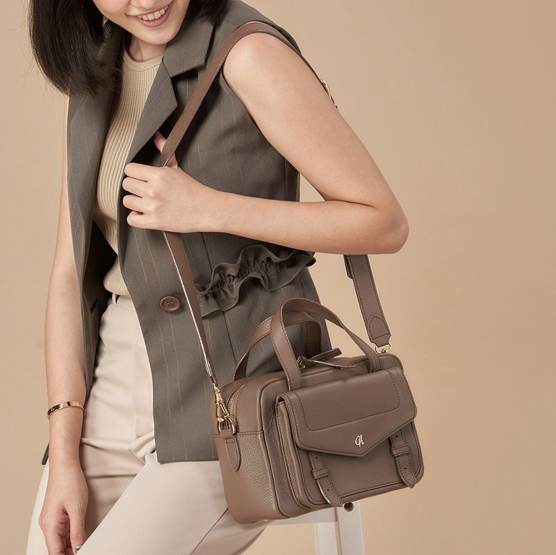 Joyce (雪松木棕): 牛皮、手提包、柔软触感、斜背包、灰褐色 - 手提包/手提袋 - 真皮 咖啡色