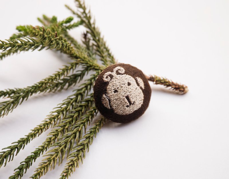 金猴｜刺绣小胸针 - 胸针 - 绣线 