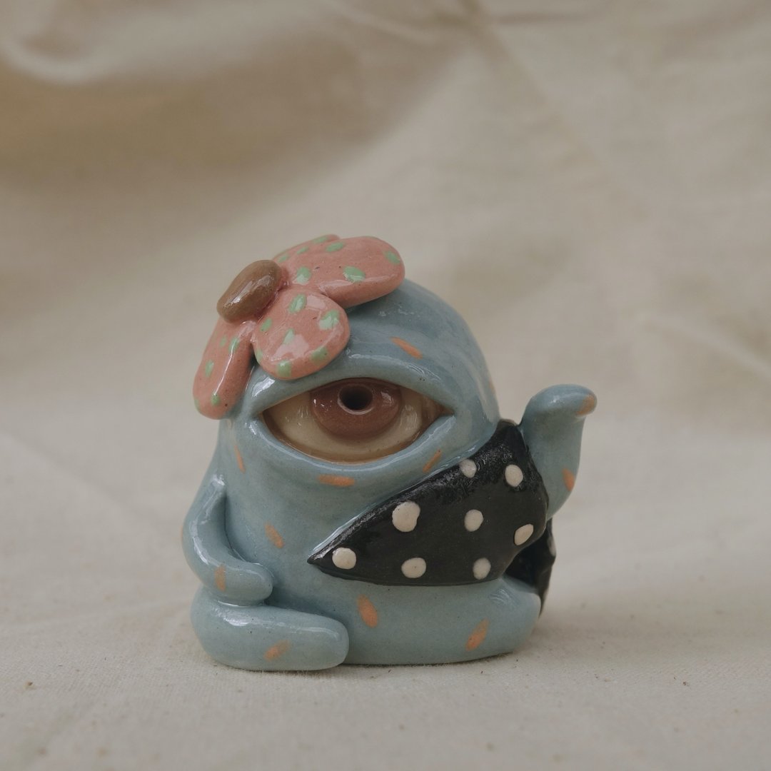 'Gam-Gung' Nang- Kwak (woman statue beckoning happy lot in) Ceramic doll. - 花瓶/陶器 - 陶 蓝色