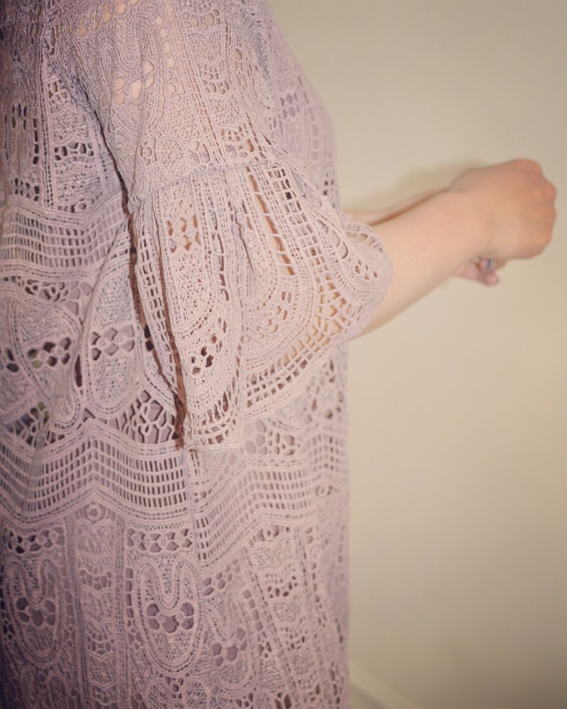 Flat 135 X 台湾设计师 宫廷风蕾丝洋装 七分袖洋装 袖口荷叶设计 两件件式穿搭 下摆蕾丝波浪 简单 派对穿搭 婚礼穿搭 修改第二版 - 洋装/连衣裙 - 聚酯纤维 紫色