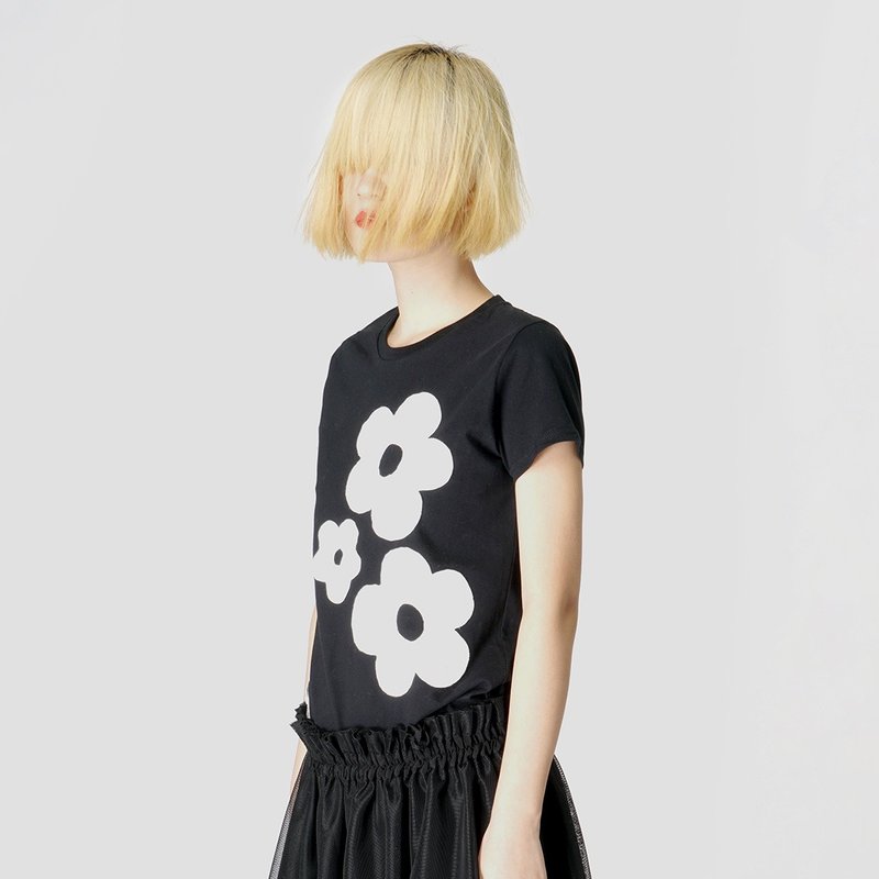 白花朵朵黑色棉T恤 T-shirt - imakokoni - 女装 T 恤 - 棉．麻 黑色