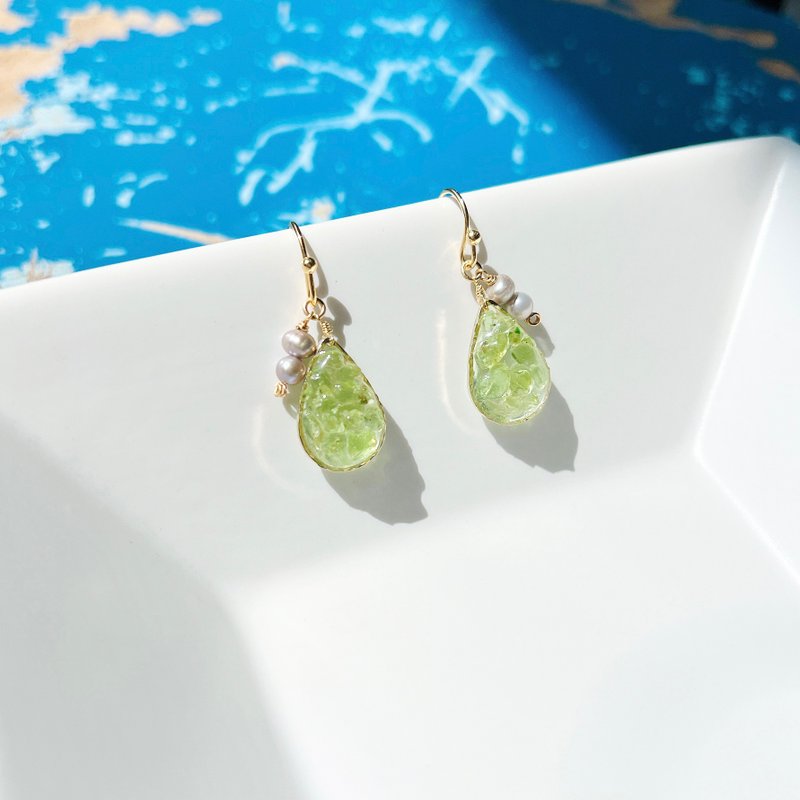 Natural stone peridot and freshwater pearl drop piercing/ Clip-On Hypoallergenic surgical stainless Stainless Steel 0045 - 耳环/耳夹 - 半宝石 绿色