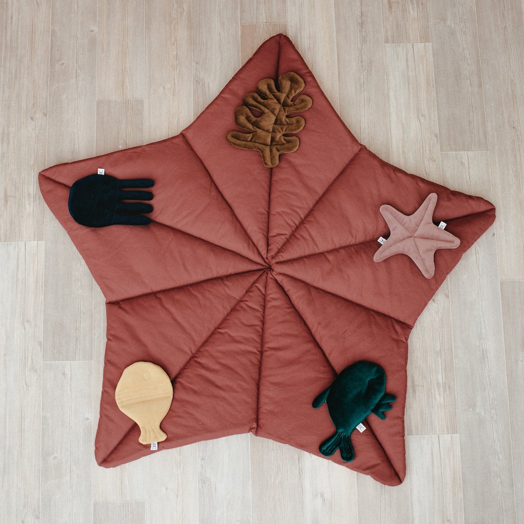 Baby imaginative activity play mat with toys - padded playing mat - 爬行垫/游戏垫 - 棉 红色