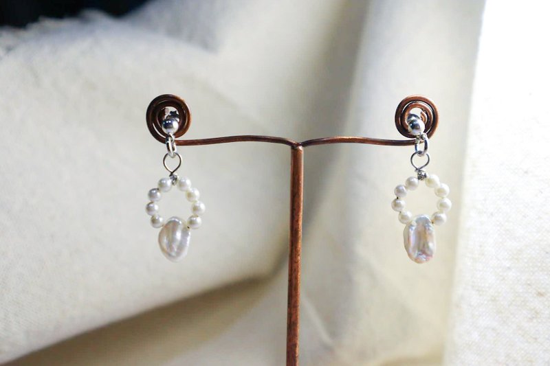 Minimal mini pearls match with classic white Biwa pearls, 925 Silver hook - 耳环/耳夹 - 珍珠 白色