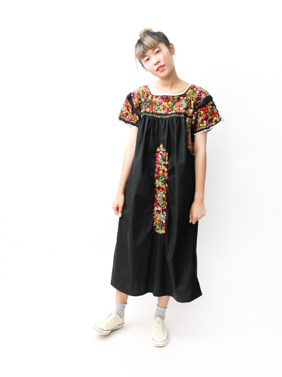 【RE0602MD059】初夏黑底手工刺绣花宽松美国墨西哥刺绣古着洋装MEXICAN DRESS - 洋装/连衣裙 - 棉．麻 黑色