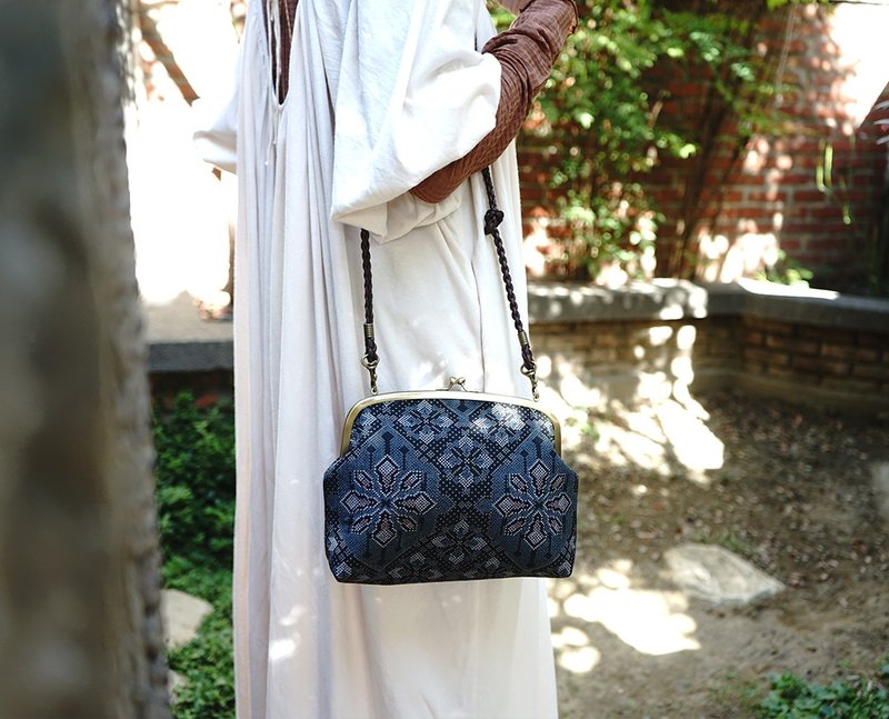 絣织和服创意系列斜背随行口金包-夏雪 - 侧背包/斜挎包 - 棉．麻 