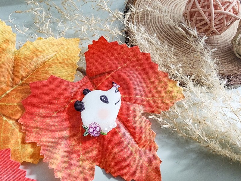 | 熊猫乐园 | 熊猫与小蝴蝶胸章 - 胸针 - 其他材质 