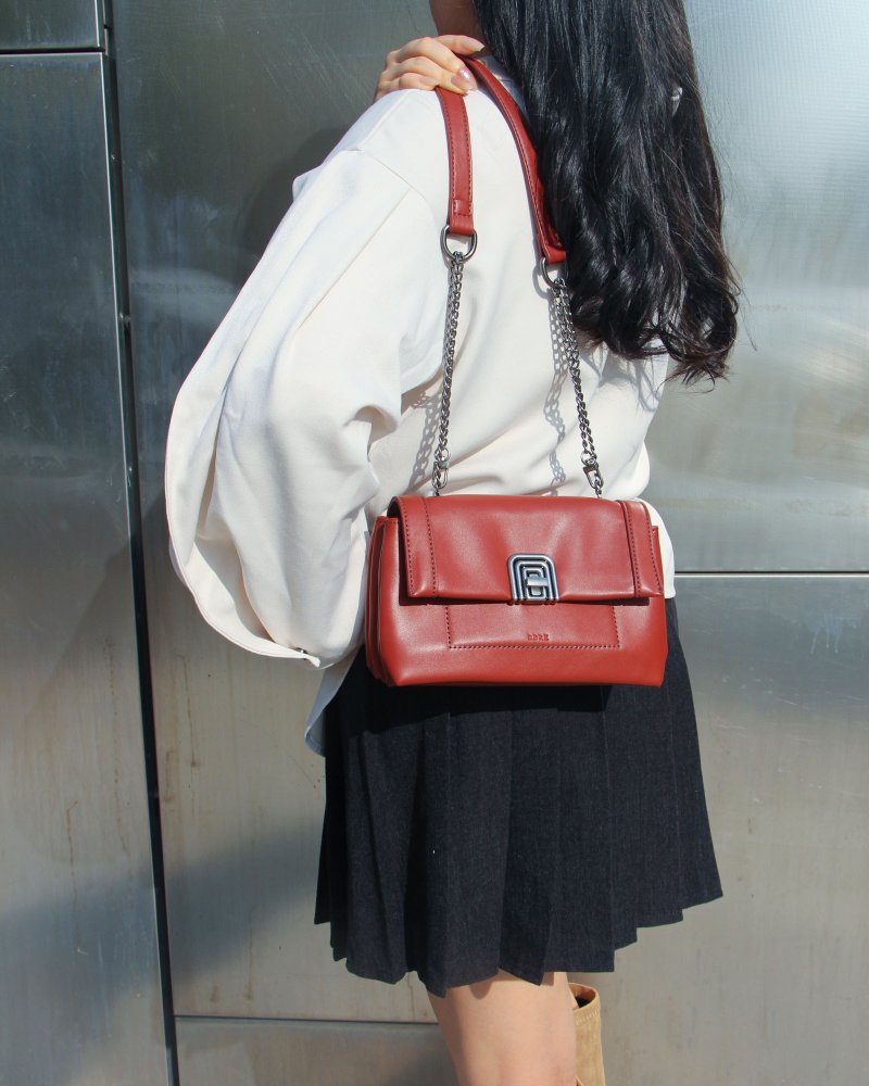 香港小众品牌 小香风纯素皮革Giann迷你斜背袋/单肩袋 干邑色 - 侧背包/斜挎包 - 人造皮革 红色