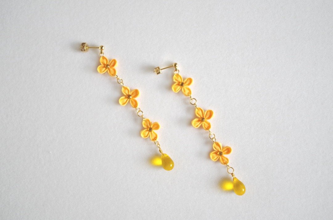 Tsumami-zaiku, hand-dyed, fragrant rhinoceros and Czech beads earrings - 耳环/耳夹 - 棉 橘色