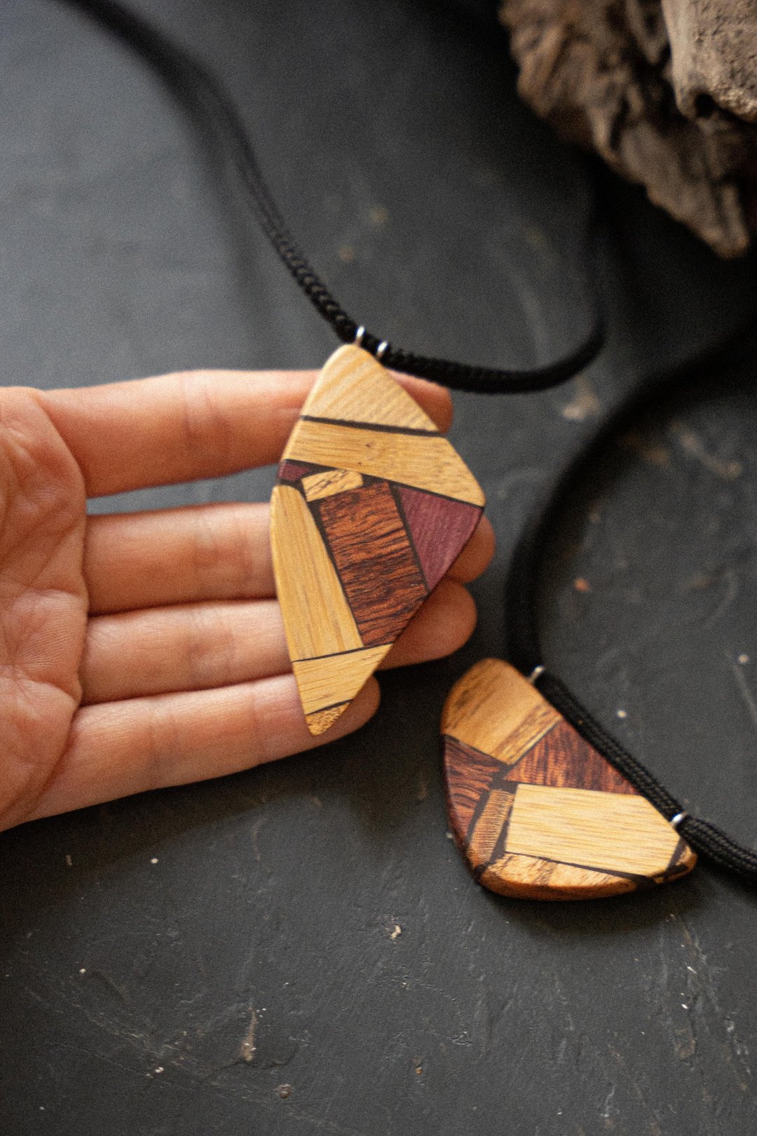 Geometric wooden pendant necklace made of wood. Triangular pendant - 项链 - 木头 咖啡色