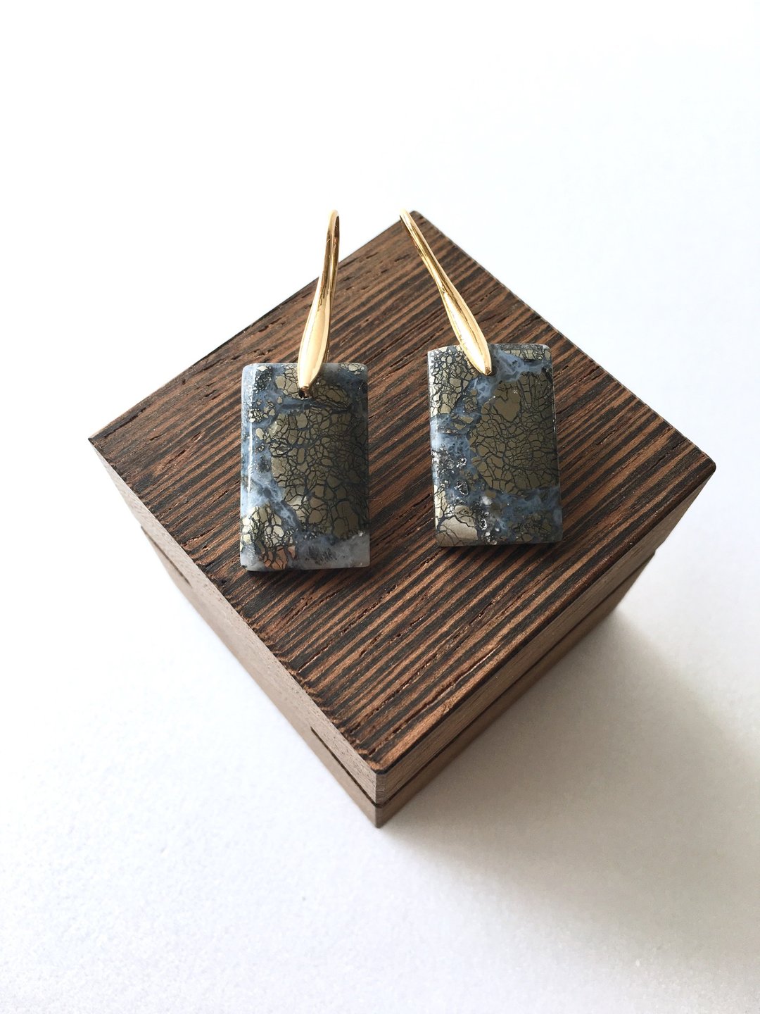 Marcasite Hook-earring brass / gold - 耳环/耳夹 - 石头 灰色