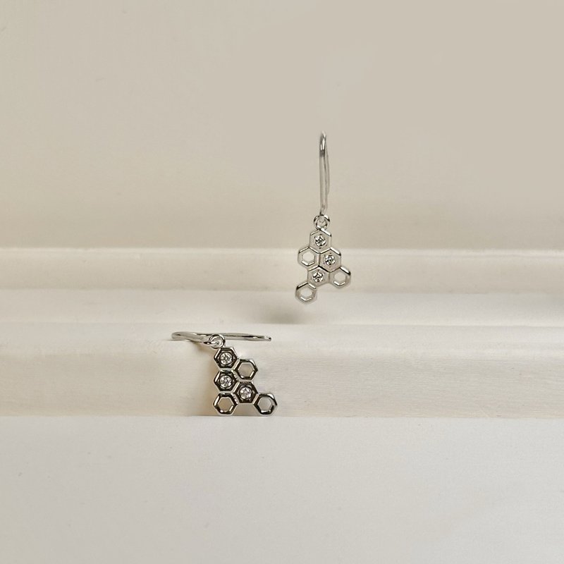 银色925纯银蜂巢耳环/925银 轻珠宝 勾式耳环 白K金色 纯银耳环 - 耳环/耳夹 - 纯银 银色