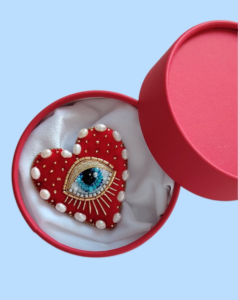 圣心胸针、心眼珠宝胸针、恶魔之眼别针、绒毛心形别针 - 胸针 - 玻璃 红色