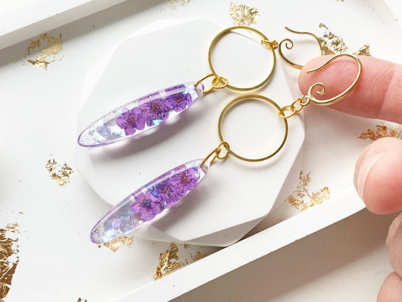 Resin earrings, Dangle drop epoxy resin earrings with purple pressed flowers - 耳环/耳夹 - 树脂 紫色