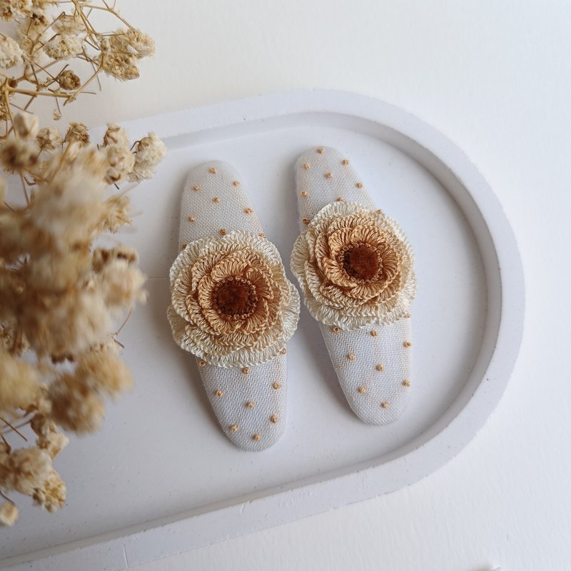 经典复古玫瑰：3D 手绣发夹，奶油棕玫瑰花图案（一对组 - 现货） - 发饰 - 棉．麻 白色