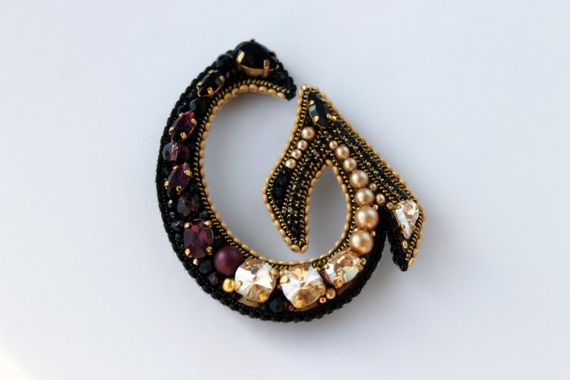 手工珠饰英文字母胸针。绣花胸针。定制化礼物 - 胸针 - 水晶 黑色