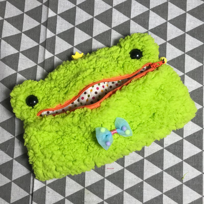 RABBIT LULU 青蛙 化妆包。笔袋 。礼物 - 化妆包/杂物包 - 棉．麻 绿色