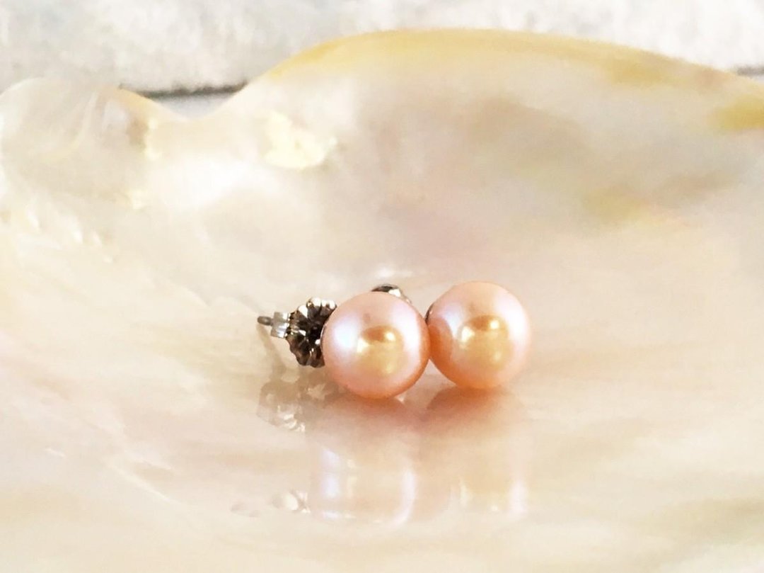 Orangy Pink Pearl Titanium Earrings / Studs - 耳环/耳夹 - 宝石 