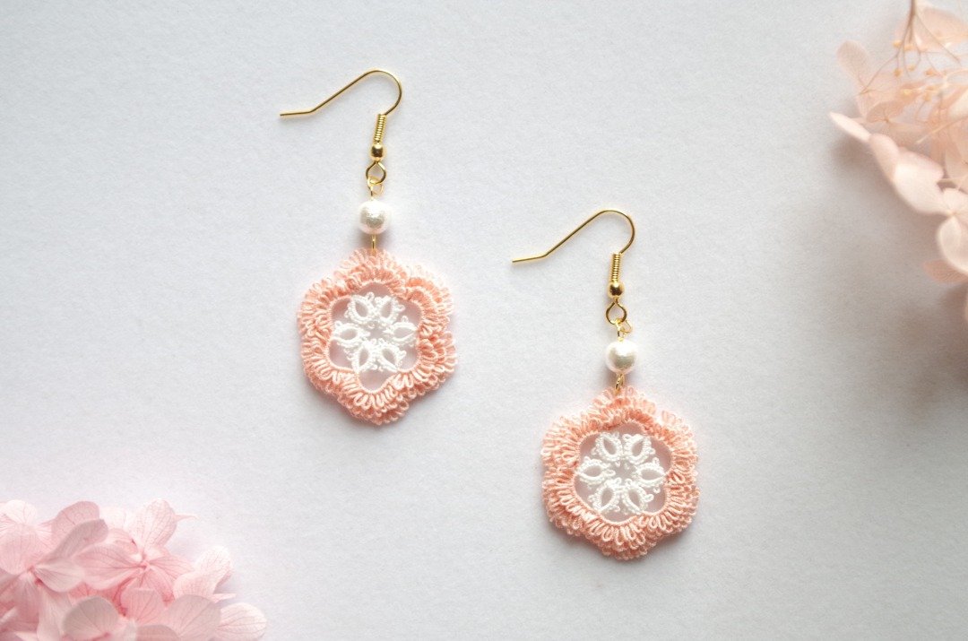 Tatting lace picot flower earrings, cherry blossom - 耳环/耳夹 - 棉 粉红色