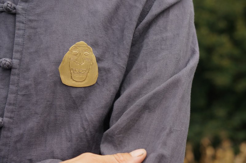 手工錾刻黄铜男士胸针 微笑猩猩可定制 - 胸针 - 铜/黄铜 金色