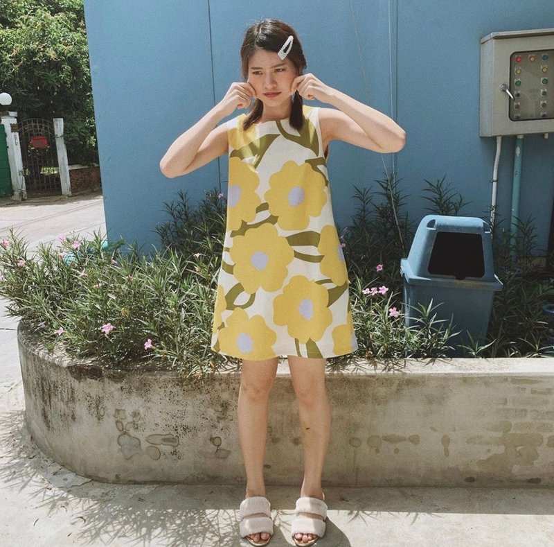 (预购 14 天) BIRUCHU A-LINE DRESS - Yellow Hana & Red Hana 花纹无袖短洋装 - 洋装/连衣裙 - 棉．麻 多色