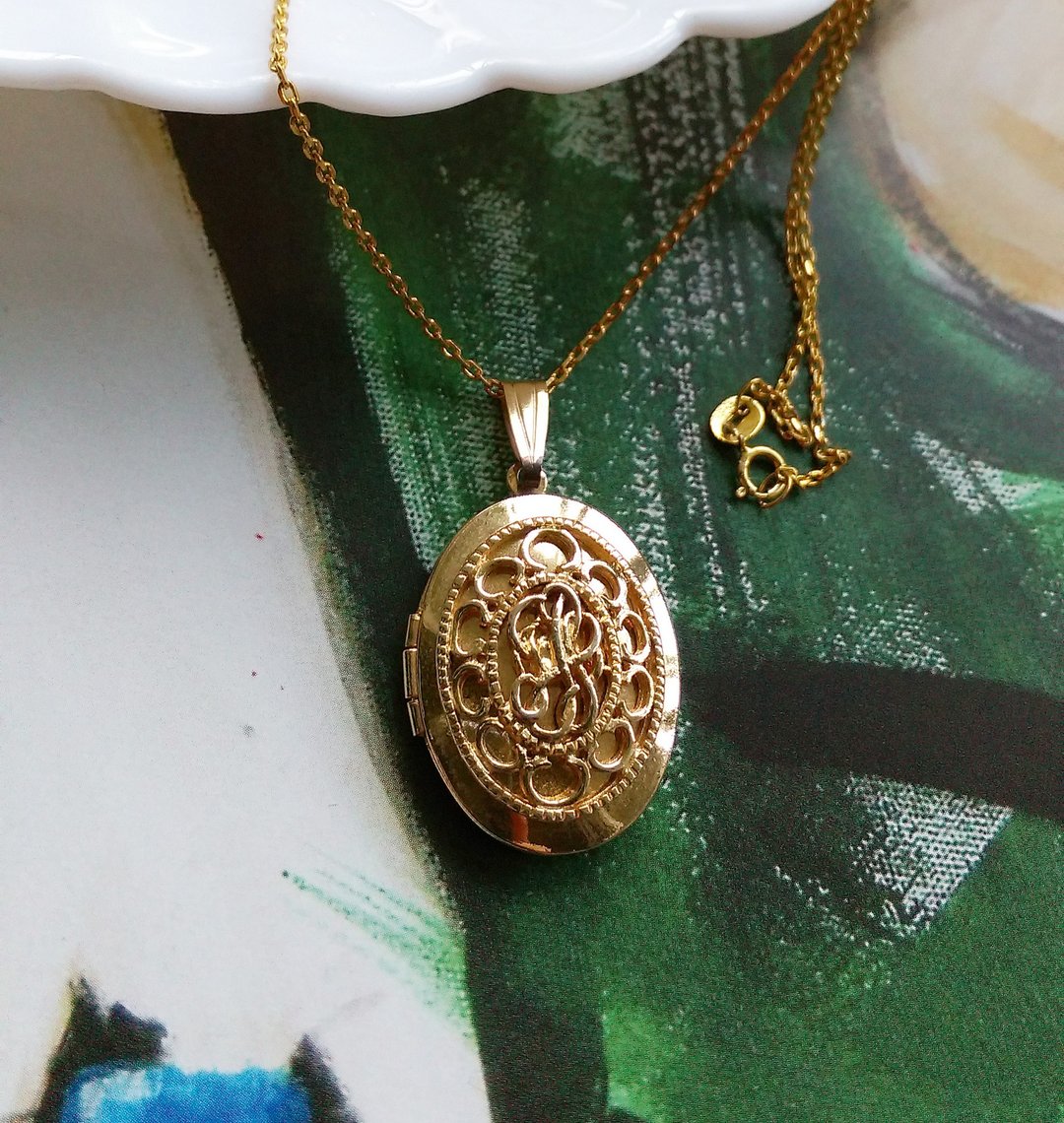Locket  篓空花体 小巧 相片坠 项链。西洋古董饰品 - 项链 - 其他金属 金色