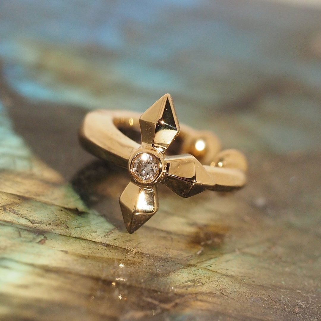 18K金钻石十字架耳夹 18K Gold Diamond Cross Ear Cuff - 耳环/耳夹 - 贵金属 