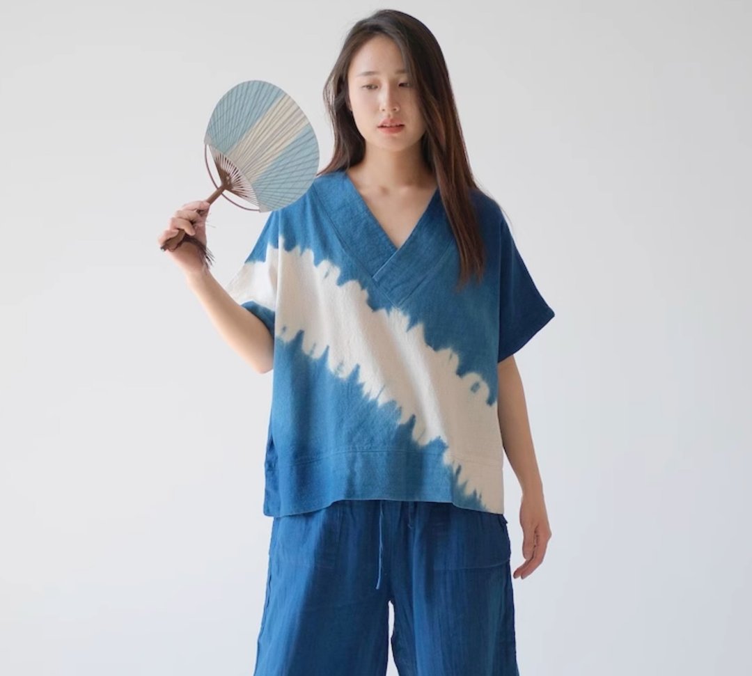 【棉麻手工蓝染】V领设计感/溜肩寬鬆上衣3色 - 女装上衣 - 棉 蓝色