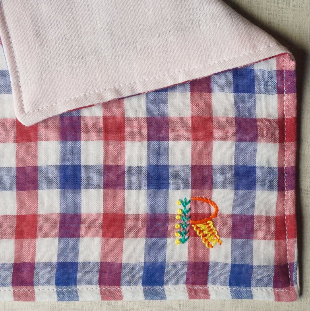 Hand embroidered quadruple gauze handkerchief  initial A〜Z red - 手帕/方巾 - 棉 红色
