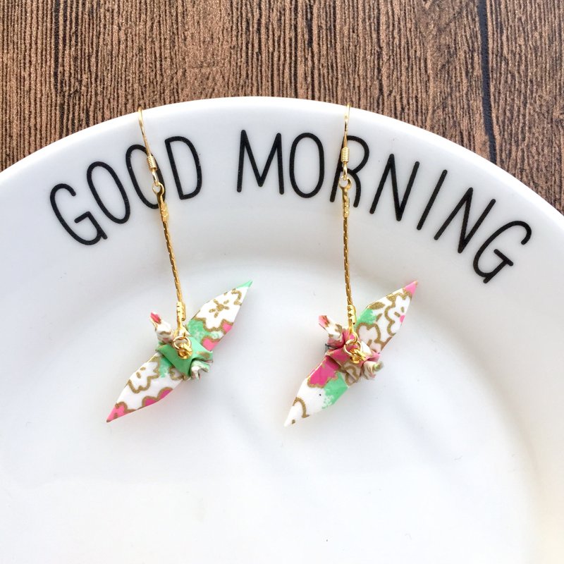 ❤️【耳夾／耳鉤】❤️最精巧防水千紙鶴耳環❤️／立體小箱子背部承載幸運❤️／日本和風折紙耳環／粉色粉紅色耳環紙鶴耳環／原創手工耳環／垂墜耳環 - 耳环/耳夹 - 纸 粉红色