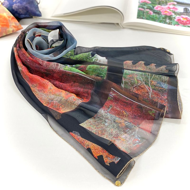 大尺寸雪纺丝巾 | 摄影师水野克比古作品 | 京都东福寺枫红飞桥 | Ballett Kyoto | 采用柔软雪纺材质 | 日本制 - 丝巾 - 聚酯纤维 黑色