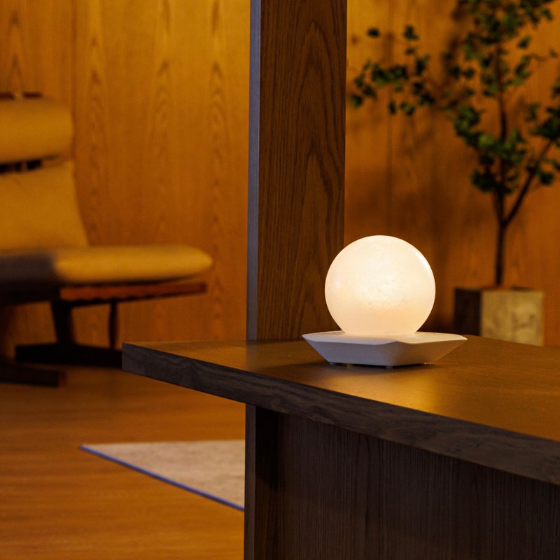 【限量】ONELIVINGS VESSEL|舟|喜马拉雅白盐灯 – SPHERE (10cm) - 灯具/灯饰 - 水泥 白色