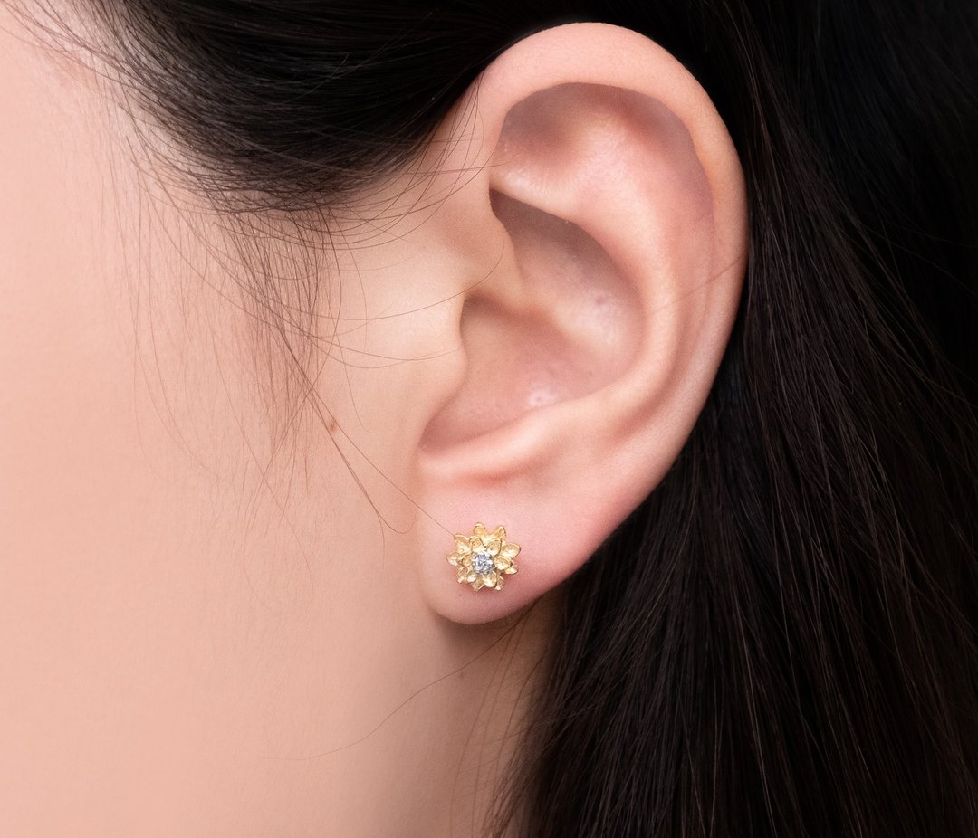 Flower earring in 9K gold - 耳环/耳夹 - 钻石 