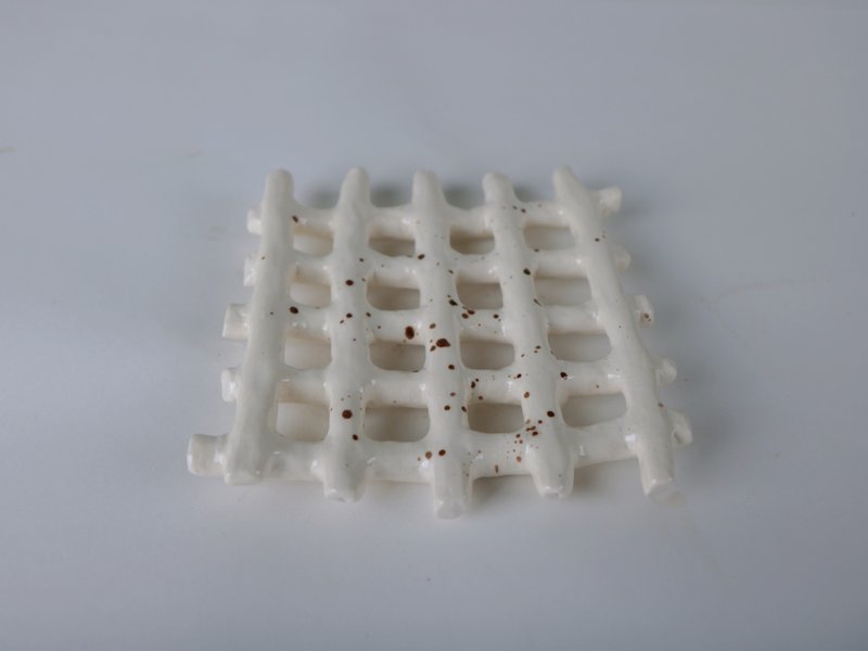 /跳格子/ 手捏陶瓷装饰置物架 - 花瓶/陶器 - 陶 白色