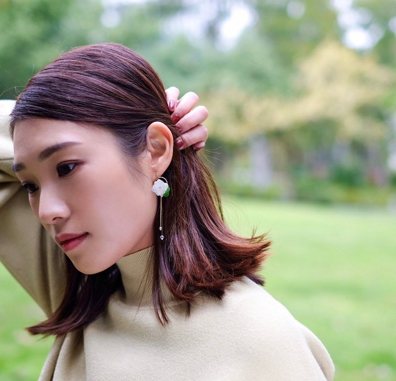 真花│山茶花Swarovski水晶垂吊耳环【椿 TSUBAKI】 - 耳环/耳夹 - 植物．花 白色