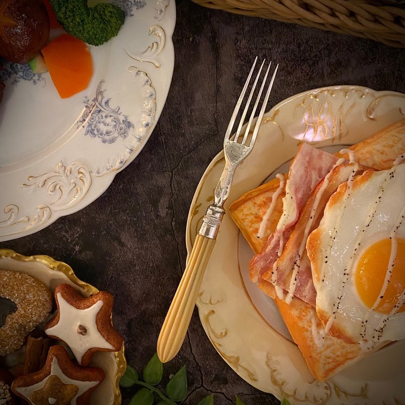 1894 年 英国维多利亚时期 兽骨柄・纯银颈环 镀银餐叉 - 餐刀/叉/匙组合 - 银 白色