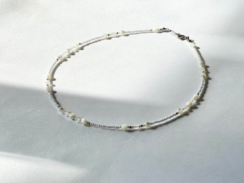 Artemis 月光石与白色珠饰短项链 - 锁骨链 - 半宝石 白色